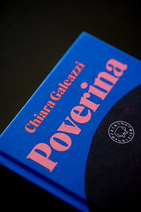 Il libro protagonista della prima fotografia del post: “Poverina” di Chiara Galeazzi.