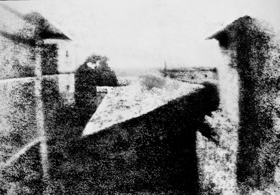 Niepce - Point de vue du Gras 1827. È la più antica fotografia esistente conosciuta: il panorama visto da una finestra. Esposizione molto lunga, circa 8 ore.