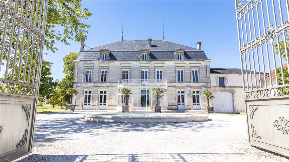 L'ingresso di Château de Bonbonnet, sede storica di Maison Ferrand
