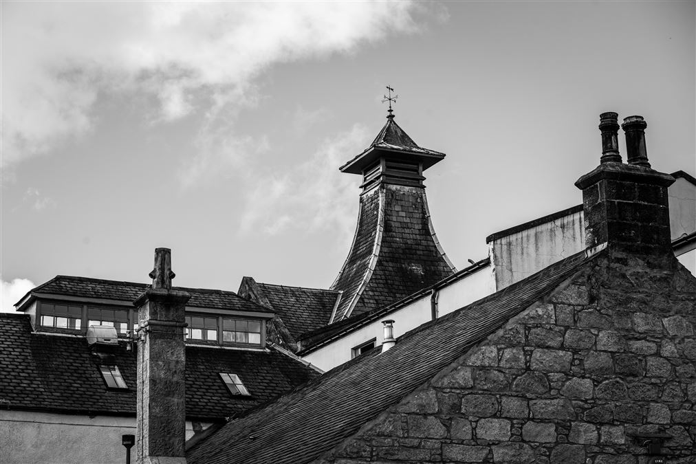 Ecco il classico tetto a pagoda della distilleria, opera dell'architetto Charles Chree Doig.