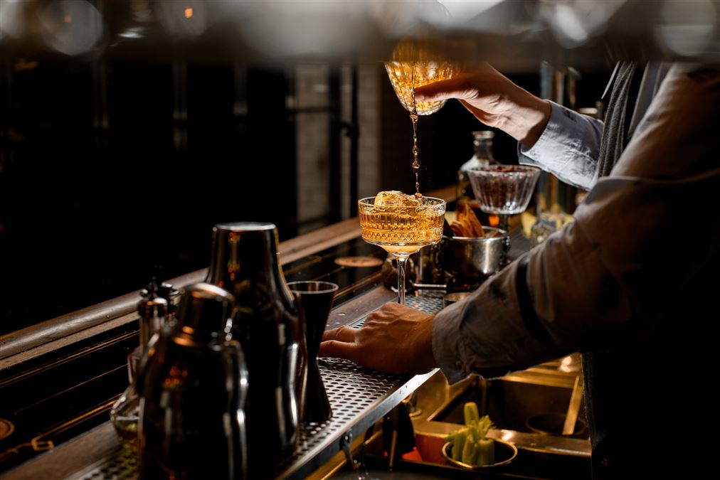 Compito del bartender è servire un cocktail, tenendo conto della temperatura di servizio.