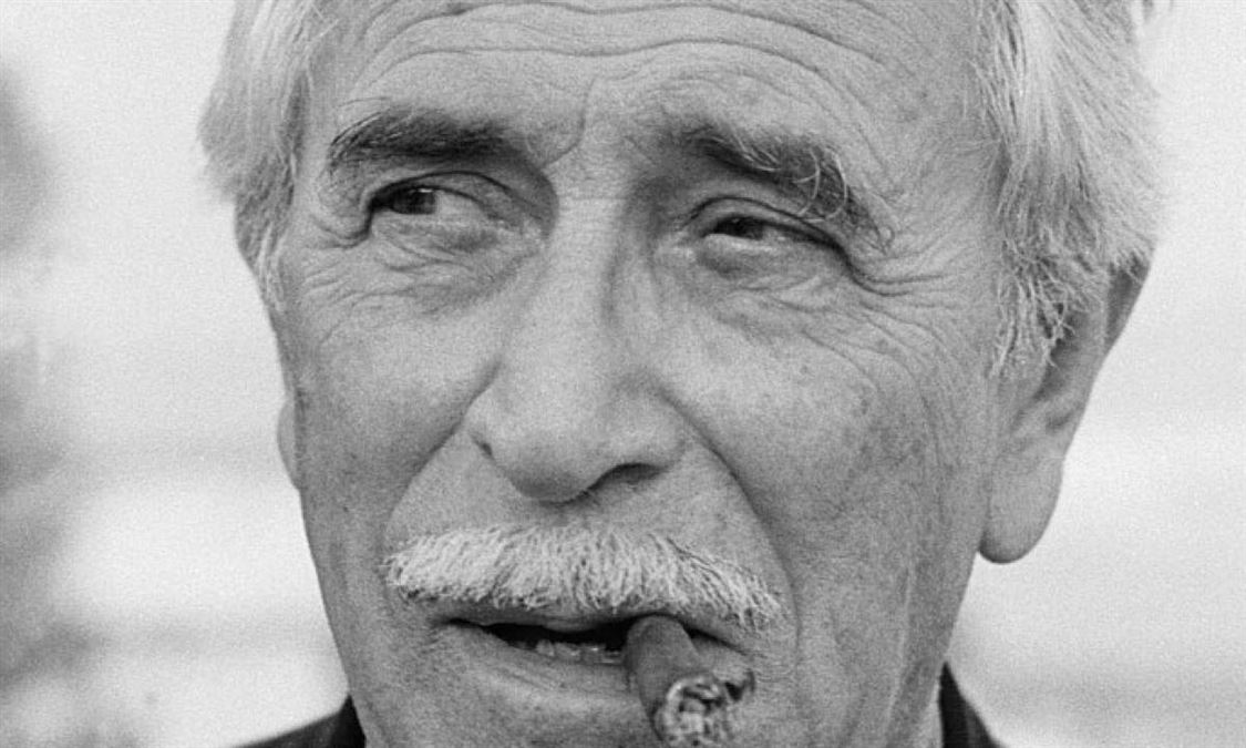 Mario Soldati (1906-1999) e l'inseparabile sigaro.