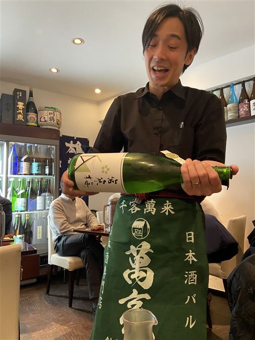 In questo sake bar di Tokyo, non si ha nessuna speranza di ordinare...