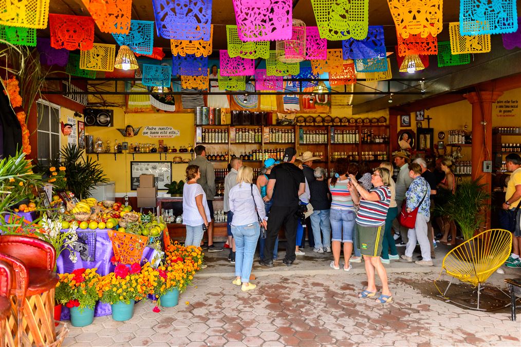 Il coloratissimo interno di un locale con bar