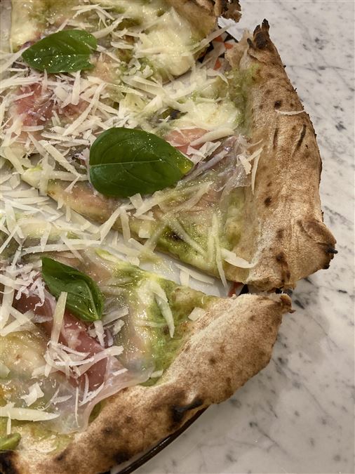 Una pizza primaverile, pink e green, da mangiare in abbinamento al drink qui sotto!