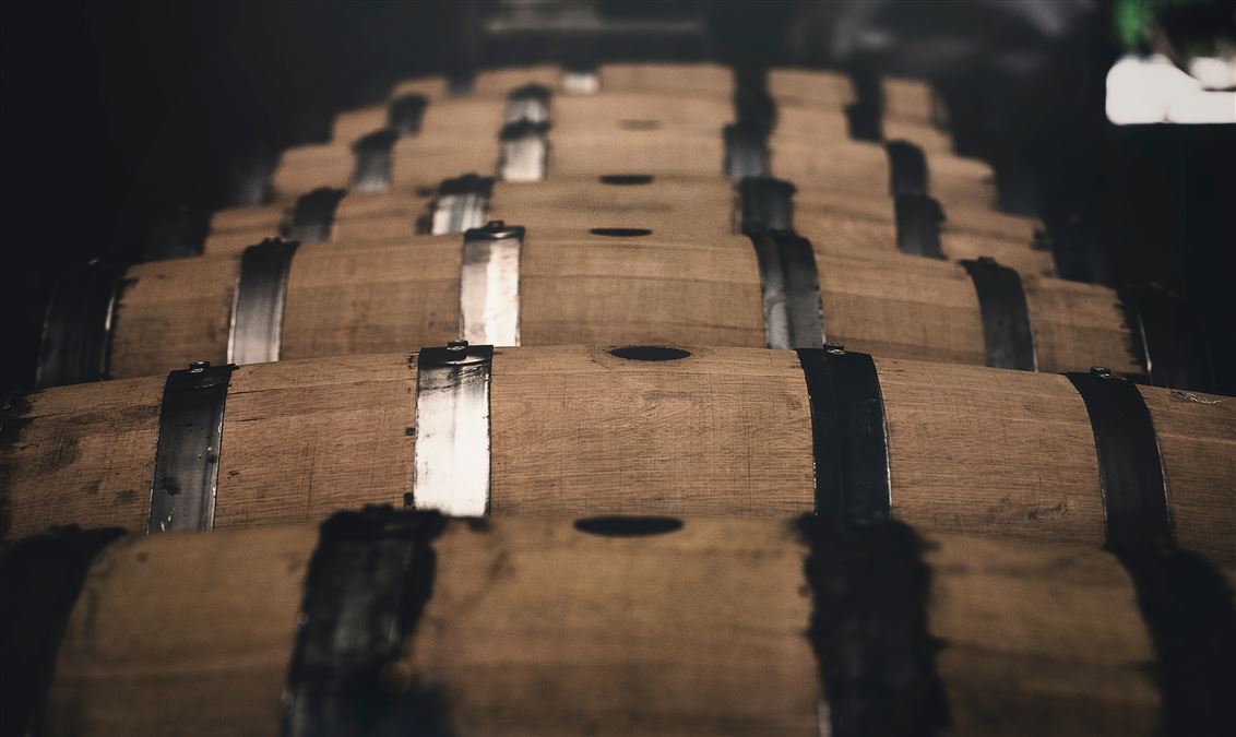 Botti di whisky in fase di riposo in una distilleria in Scozia