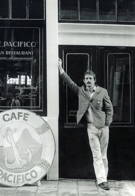 Tomas Estes fuori dal Café Pacifico ad Amsterdam nel 1976, anno di apertura