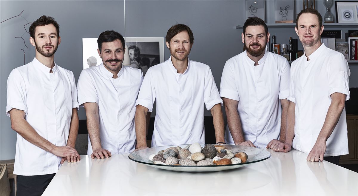 Chef Rasmus Kofoed - al centro - e il suo staff. Foto di Claes Bech-Poulsen