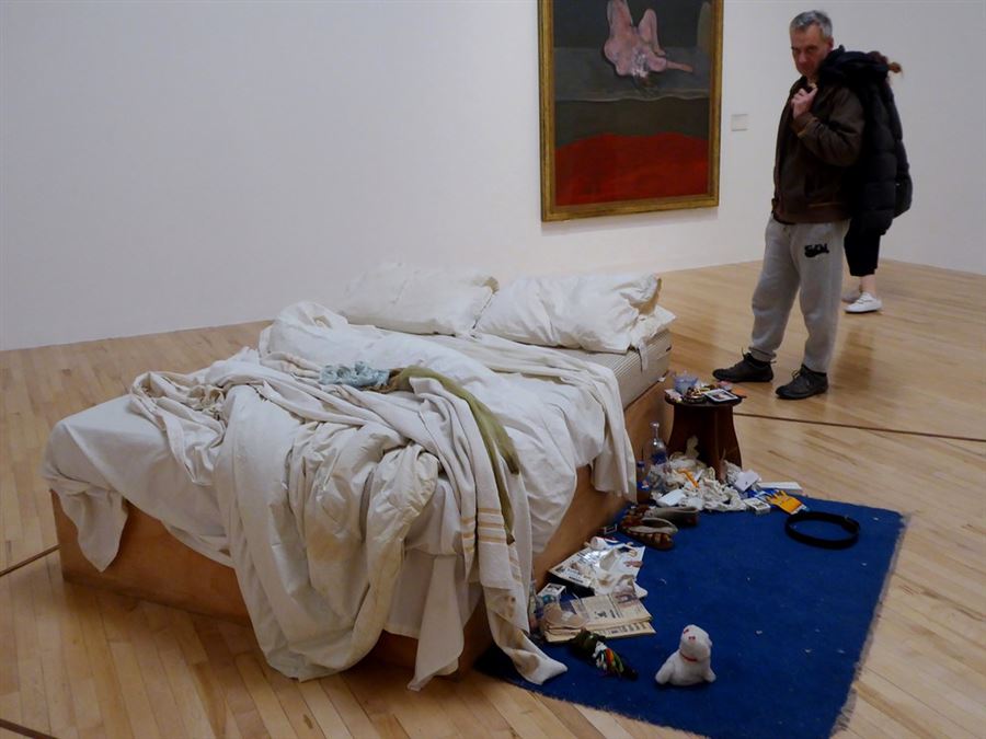Poteri dell'arte: aggirarsi per un museo e trovare... un letto sfatto!
