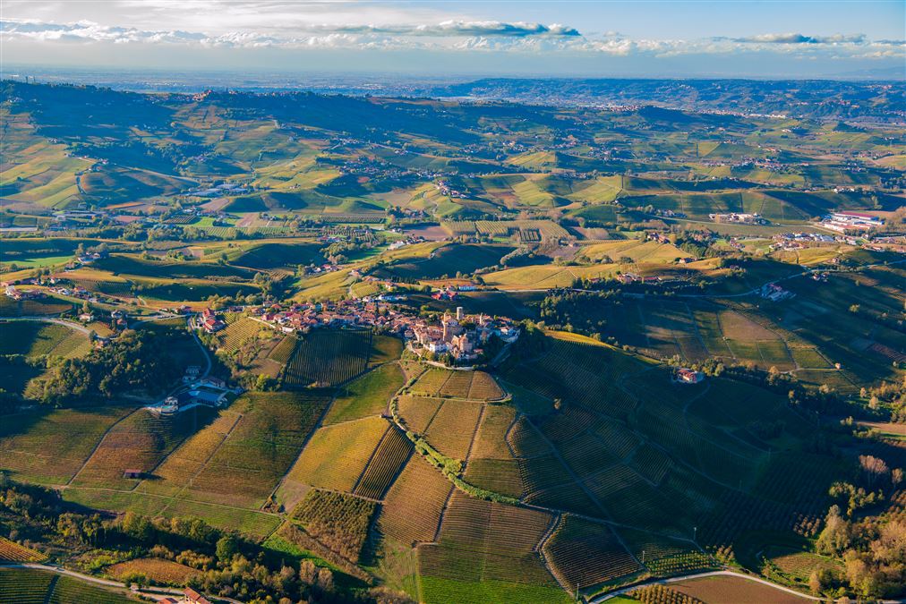 Veduta aerea del sud del Piemonte e dei suoi fantastici vitigni