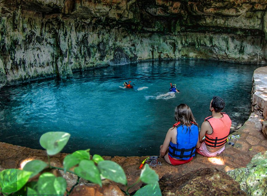 Imperdibili poi le cenotes, le grotte carsiche di acqua dolce.