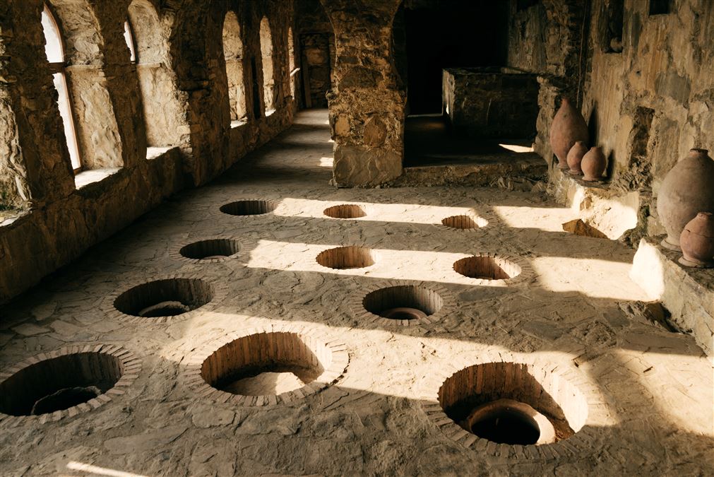 Vecchia stanza in pietra con fori nel pavimento per il sotterramento dei qvevri