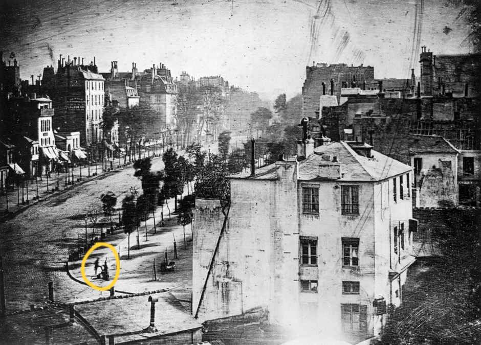Daguerre: View of the Boulevard du Temple 1838 Dagherrotipo. Una delle prime immagini della storia della fotografia in cui è presente una persona.