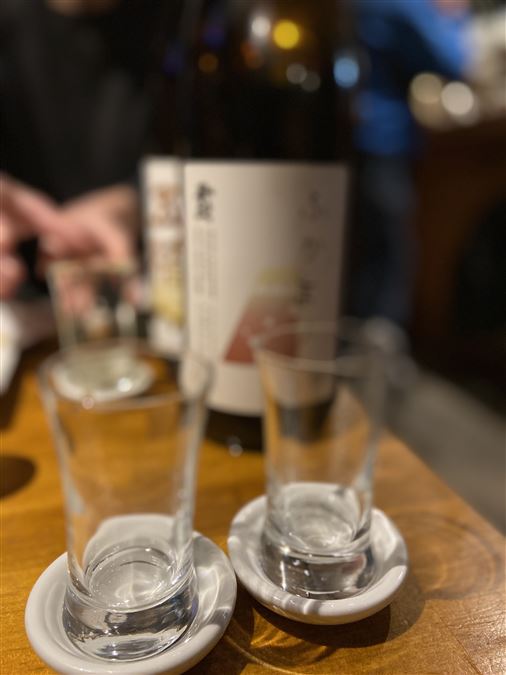 Tipico bicchiere in cui nelle izakaya si beve sake. Foto scattata a Hiroshima.