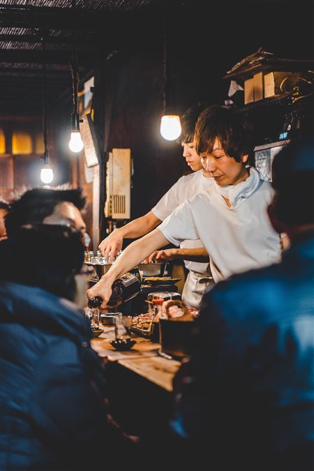 Dove bere sake in Giappone? In una izakaya! Photo From Unsplash.