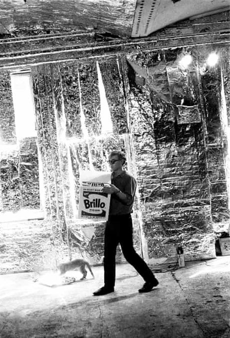 “Andy Warhol fotografato da Billy Name nella Factory. © The Billy Name Estate / Dagon James / Courtesy of Reel Art Press”