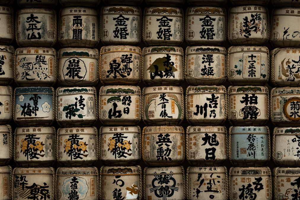 I sakadaru: le classiche botti di sake che diventano anche elementi di design.
Shunya Koide from Unsplash.