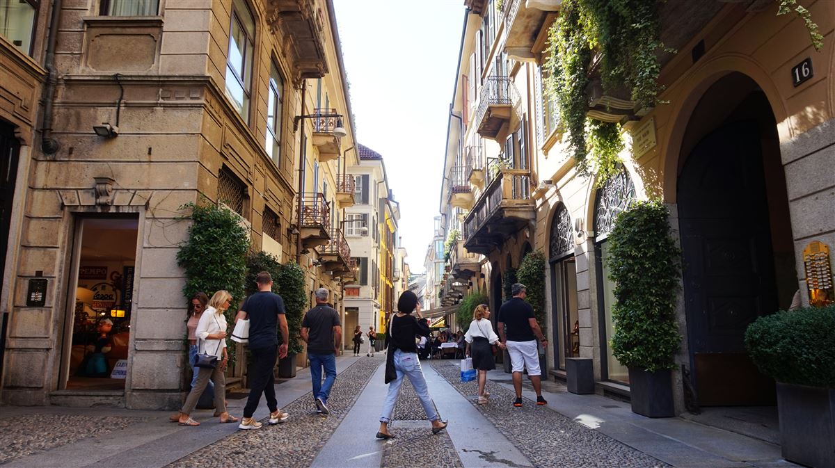 Siamo in zona Brera, cuore artistico della città.