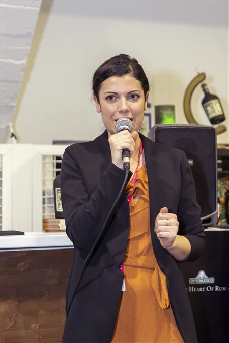Manuela Porcu durante la presentazione delle opere