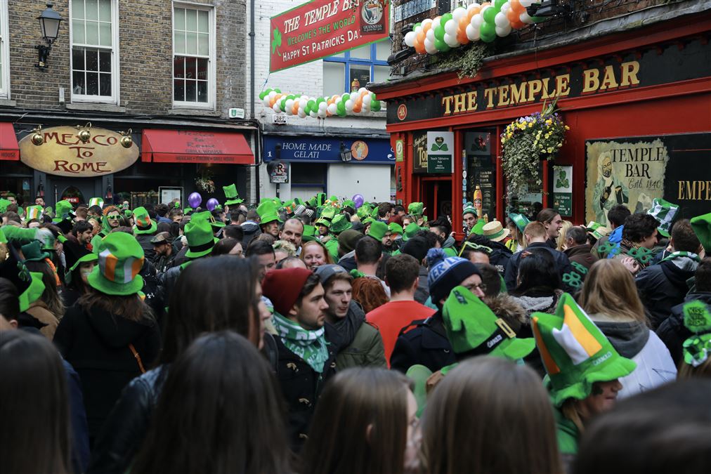 Verde ovunque, tantissime persone e... birra a fiumi: è il giorno di San Patrizio!