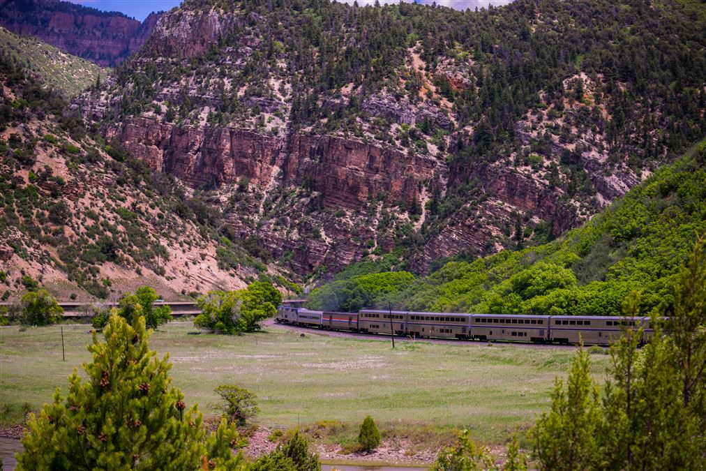 L'immenso patrimonio naturale USA viene toccato da questi treni: dalle montagne...