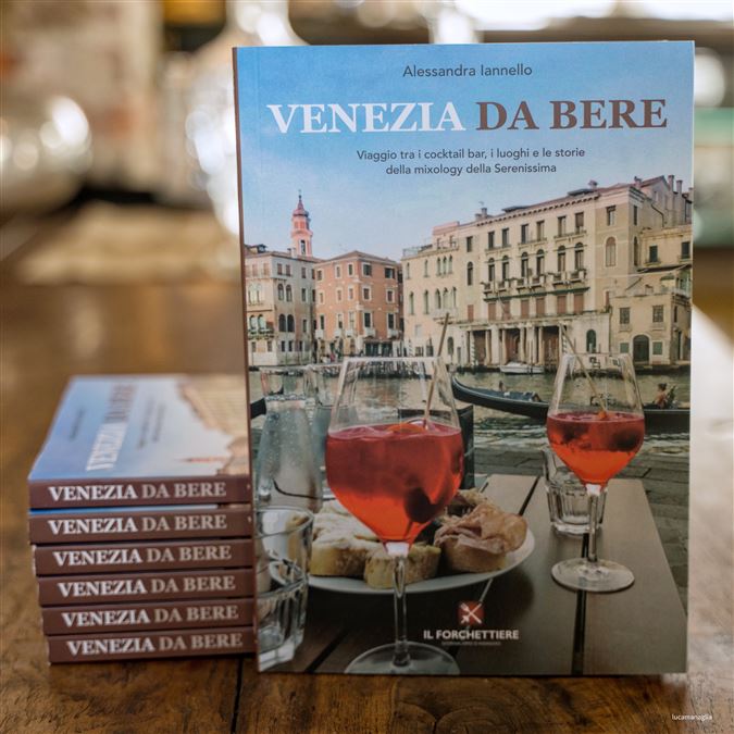 Il volume Venezia da Bere (Il Forchettiere) di Alessandra Iannello.